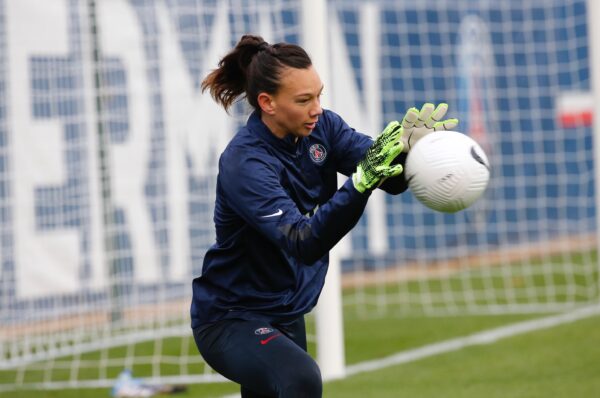 Tiane Endler atajando balón en práctica