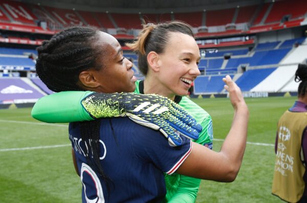 PSG Endler y Katoto celebrando el pase a semi de la UWCL