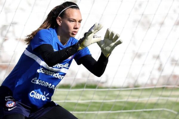 portera Christiane Endler entrenando por la selección