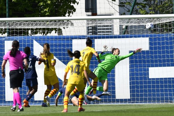 Christiane desvió la pelota en el partido PSG vs Barcelona