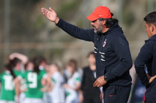 DT de La Roja, José Letelier, dando instrucciones