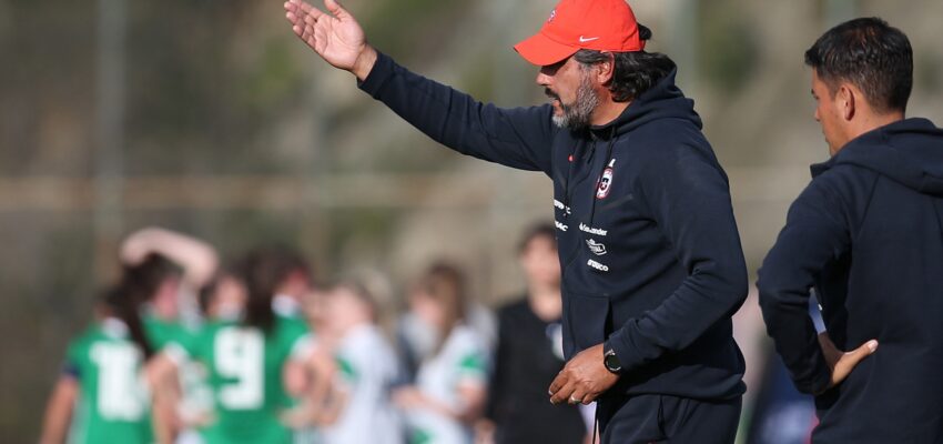 DT de La Roja, José Letelier, dando instrucciones