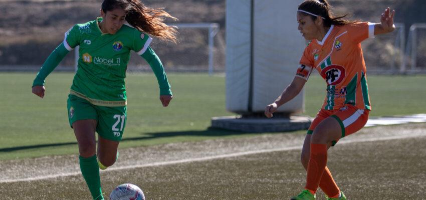 Jugadoras de Audax y Cobresal disputando la pelota