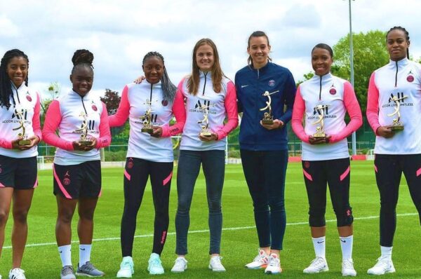 Las seis jugadoras posando con los trofeos