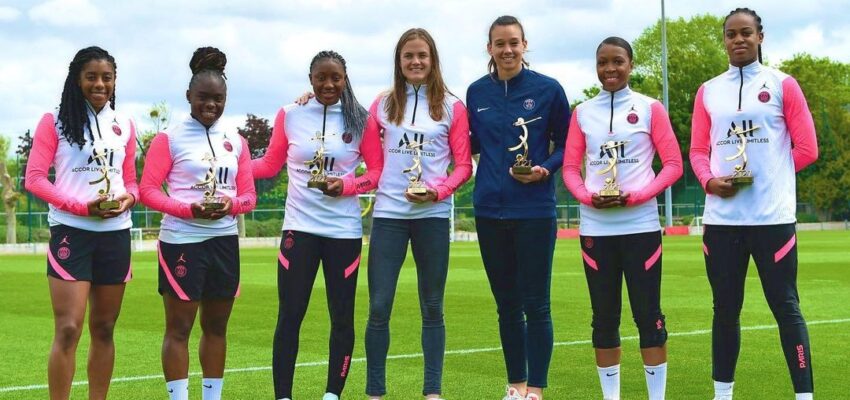 Las seis jugadoras posando con los trofeos