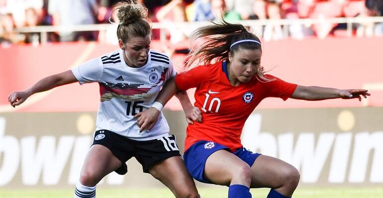 Yanara Aedo peleando la pelota a una seleccionada de Alemania en 2019