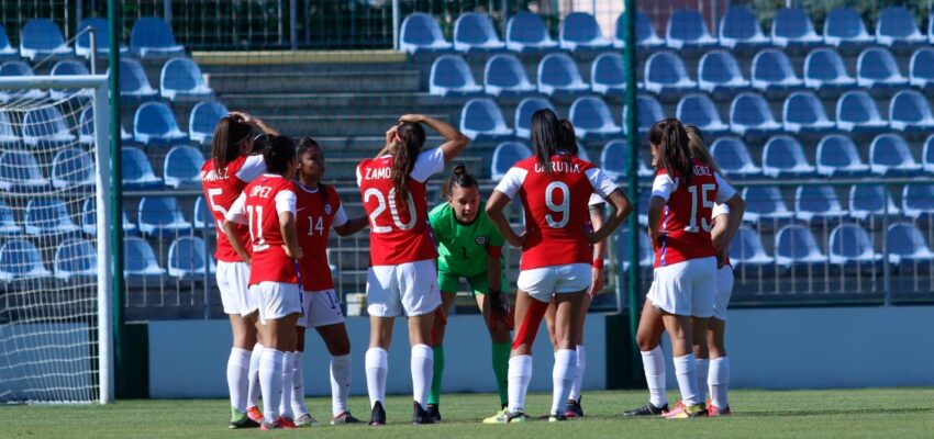 Futbolistas chilenas conversando en la cancha. Próximo rival es Alemania