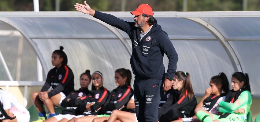 José Letelier dando instrucciones en un partido