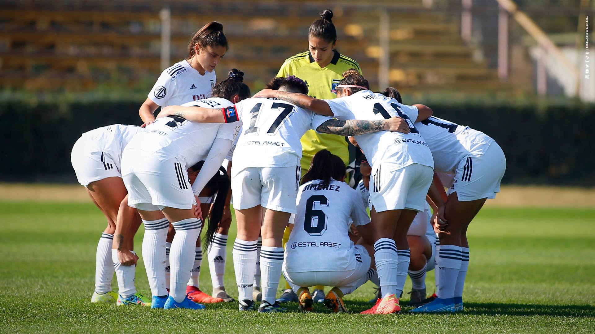 Equipo de Colo-Colo en círculo