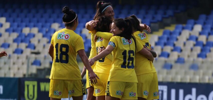 Jugadoras de UdeC celebrando un gol