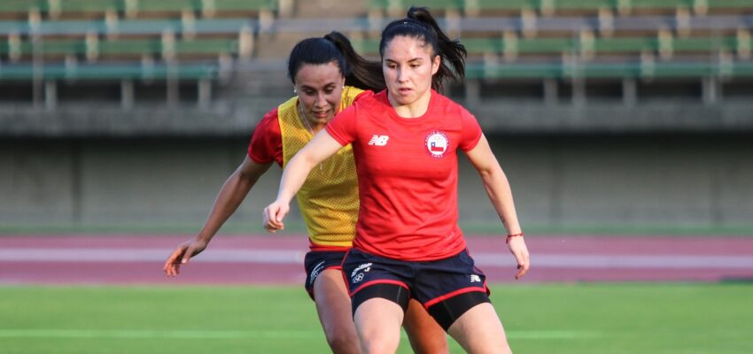 Adelante Javiera Grez, atrás Camila Sáez, en primer entrenamiento de la Selección Chilena en Sapporo para los JJOO