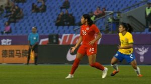 Smith jugando por Canadá contra Brasil en la She Believes Cup, chilena con doble nacionalidad