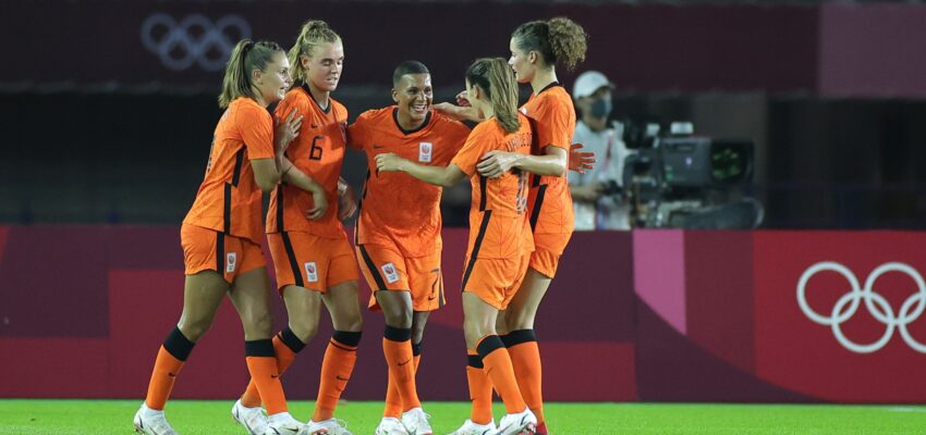 Jugadoras de Países Bajos celebrando un gol. Quedaron en lo alto de la tabla de posiciones de los JJOO