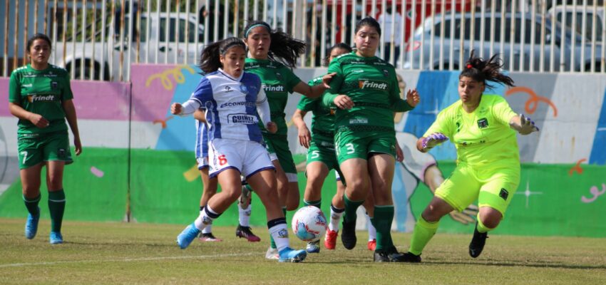 Jugadoras de Antofagasta y de Temuco disputando un balón. Se actualizó la tabla de posiciones