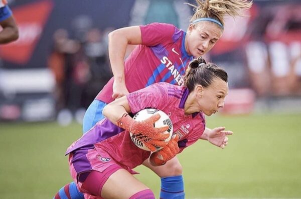 Christiane Endler cubriendo una atajando una pelota