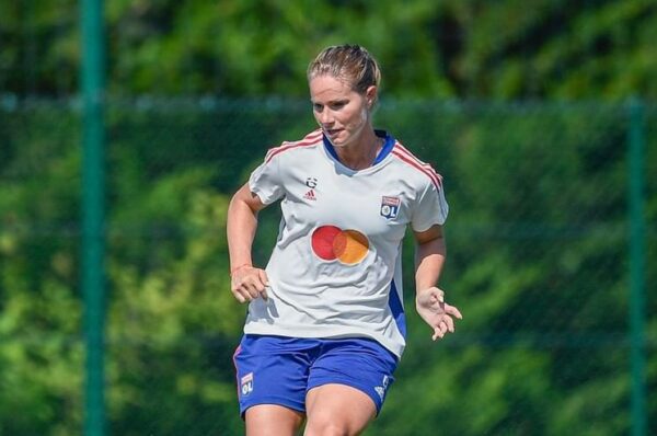 Jugadora del OL en preparación para la WICC