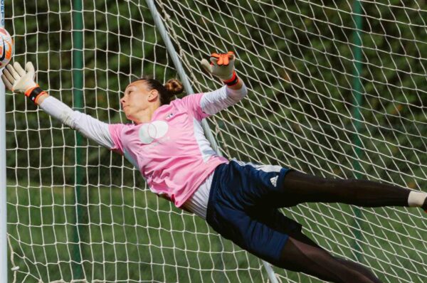 Triunfo ante Dijon 3-0 de Christiane Endler