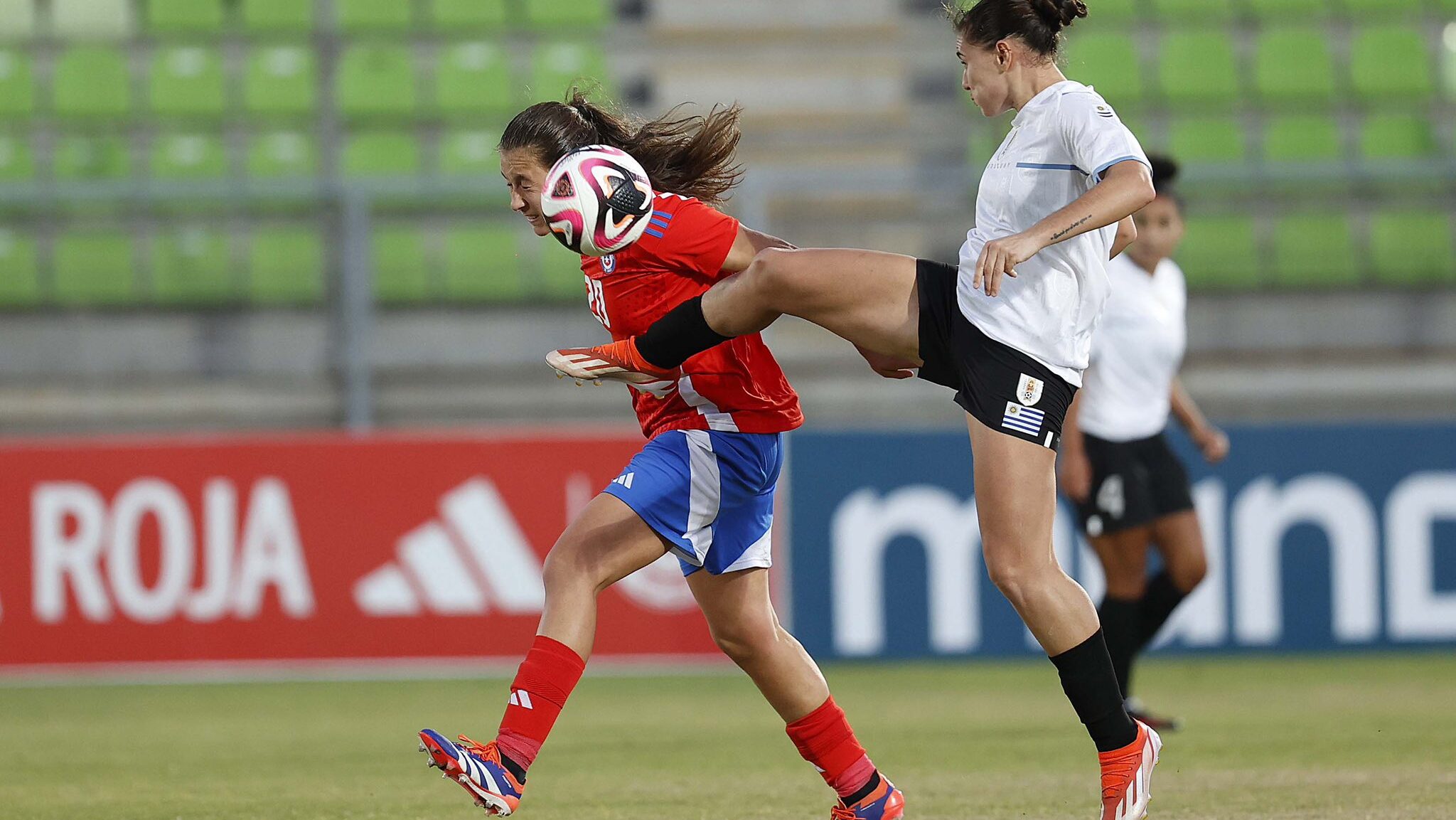 La Roja vence a Uruguay en la agonía en el primer amistoso