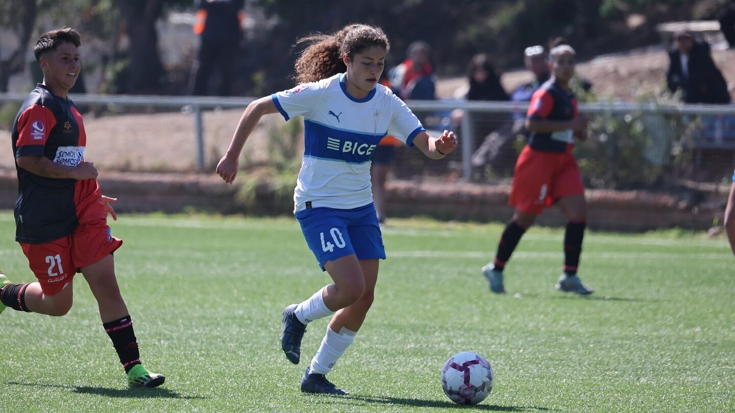 Valentina Peña sella su primer contrato con Universidad Católica