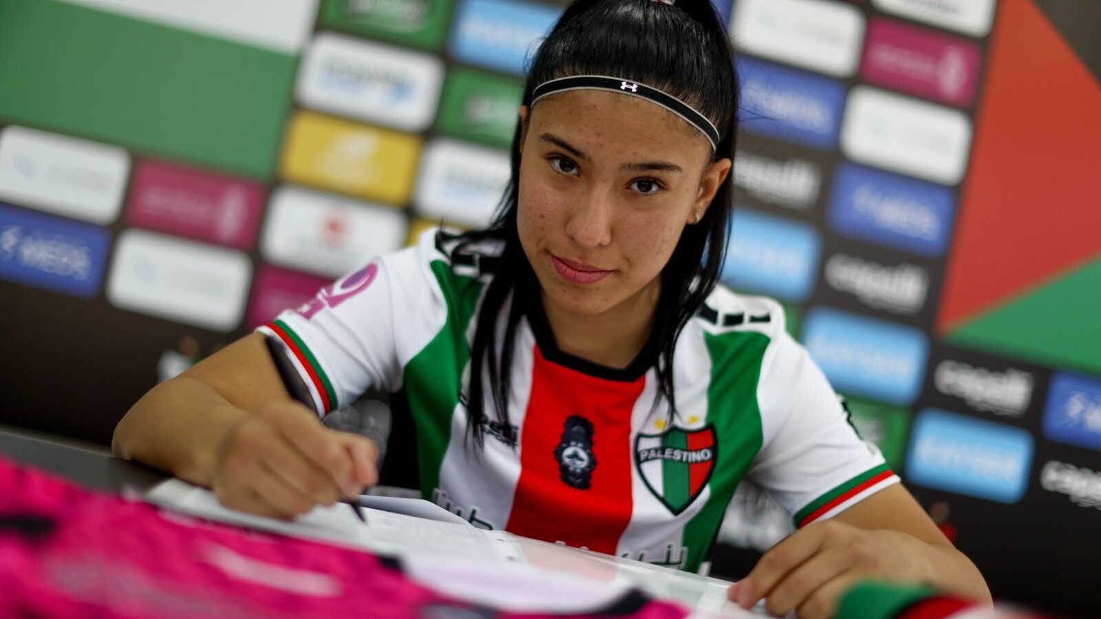 Paloma Bustamante firma su primer contrato con Palestino